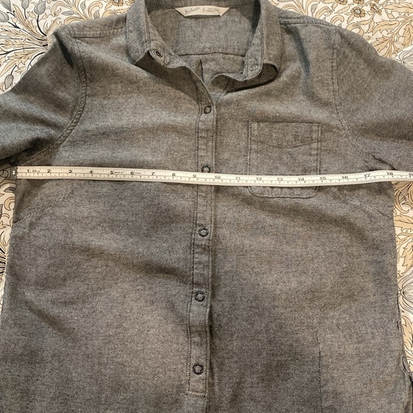 EUC, ladies grey snap front shirt. Size small - Picture 4 of 6